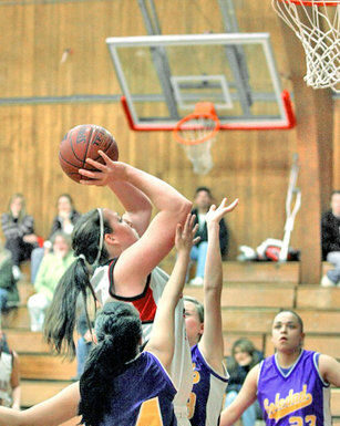 SLV girls hoops advance in playoffs