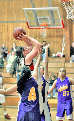 SLV girls hoops advance in playoffs