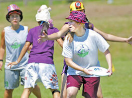 Funny-hat Frisbee takes over Highlands Park