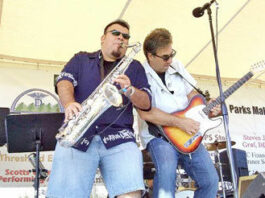 Hundreds rock out at concert series