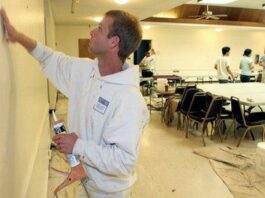 Volunteers repaint Highlands senior center