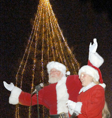 Boulder Creek lights its tree