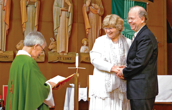 Couple celebrates 40th year together