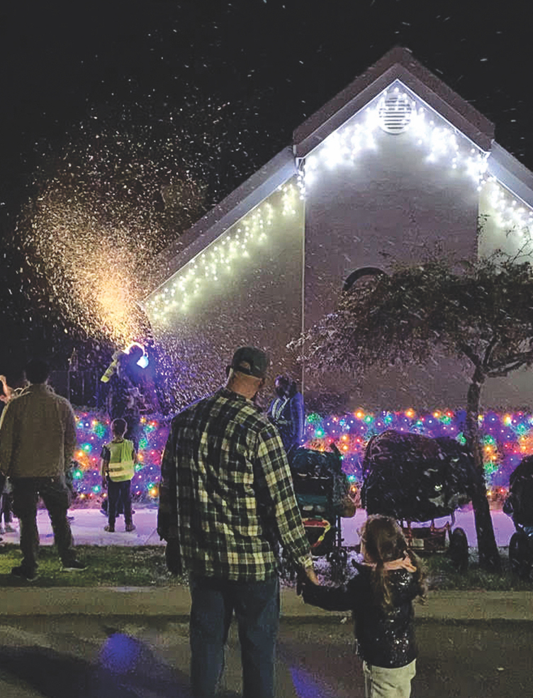 Image for display with article titled Holiday Tree Lighting Event Draws Hundreds