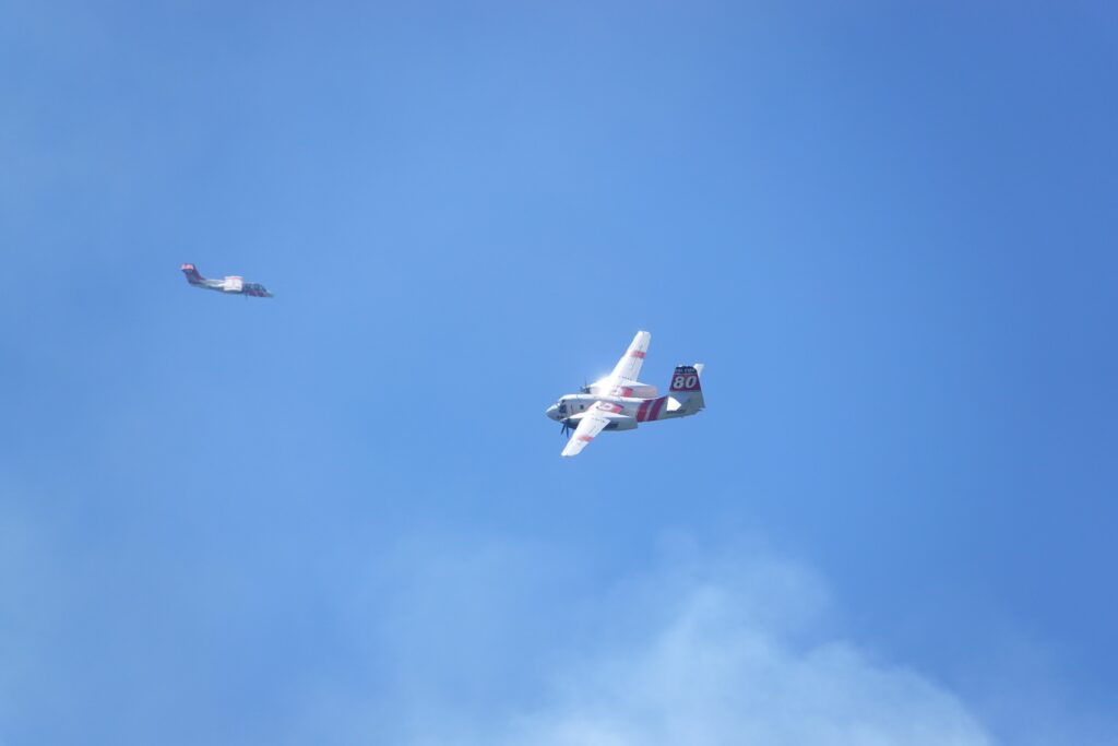 planes above the wildfire