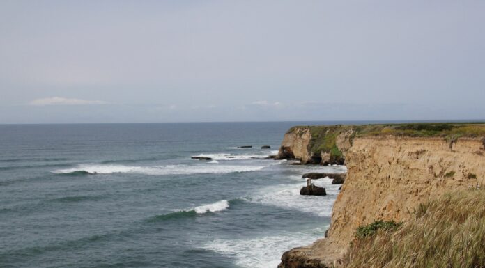 Cliff plunge kills Texas man Davenport bluffs