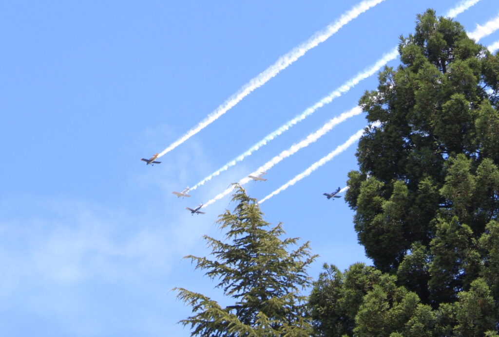 airplanes fly in formation