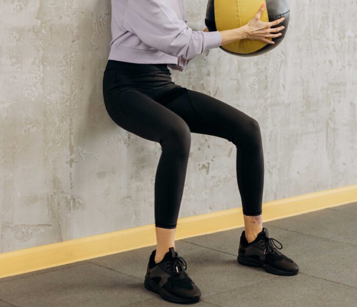 Fitness wall sit pexels-mikhail-nilov-6740054 wall sit